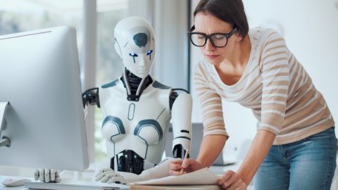 femme faisant travailler l'IA